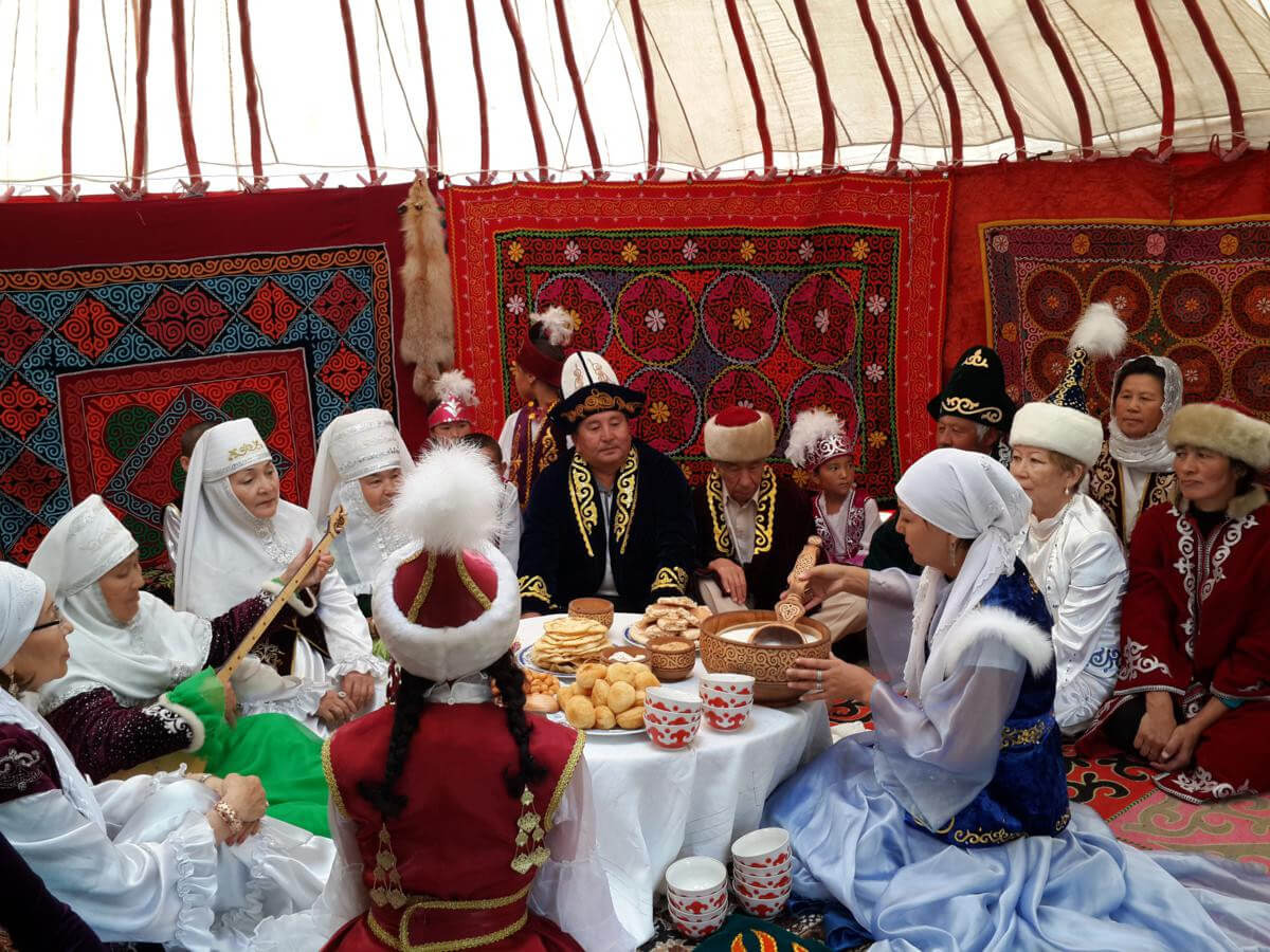Особенности казахского народа. Казахские традиции. Традиции казахского народа. Гостеприимство казахов. Казахские традиции и обычаи.